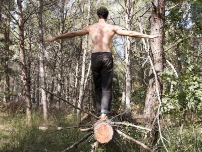 Silvano poi ci mostra una pratica ben pi� spettacolare. L'istruttore sale infatti su un tronco abbattuto l� vicino e impiega qualche secondo per raggiungere l'equilibrio